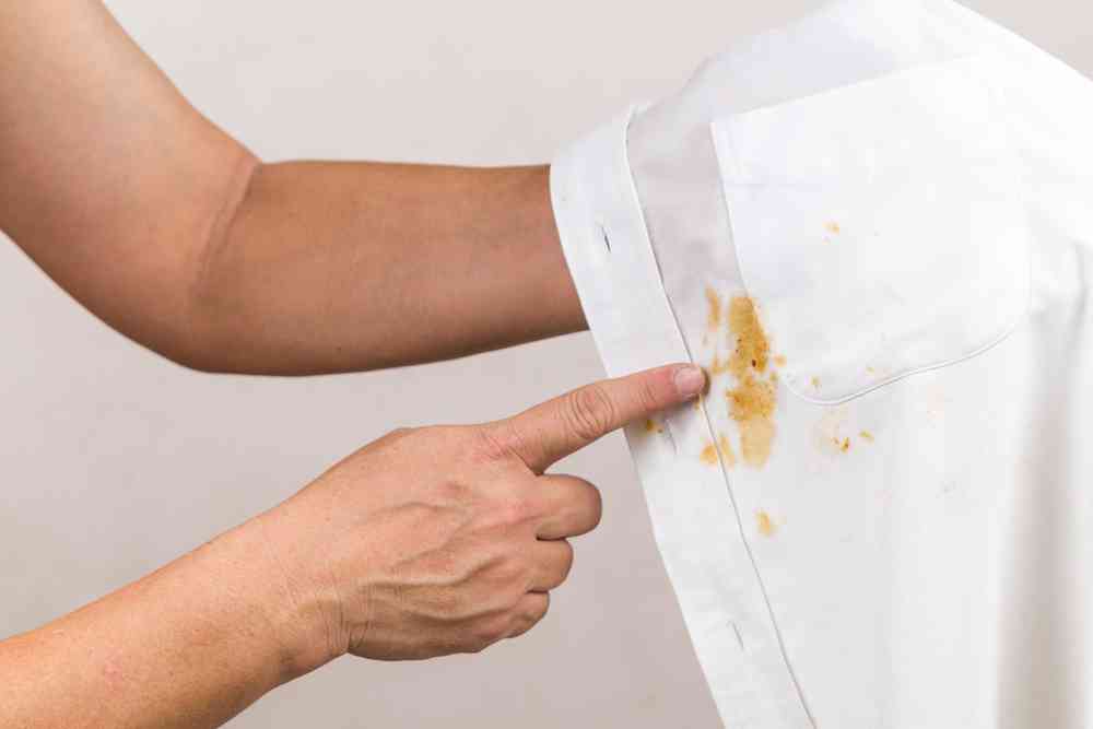 Quitar grasa de ropa sin lavadora
