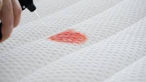 Quitar manchas de sangre seca del colchón